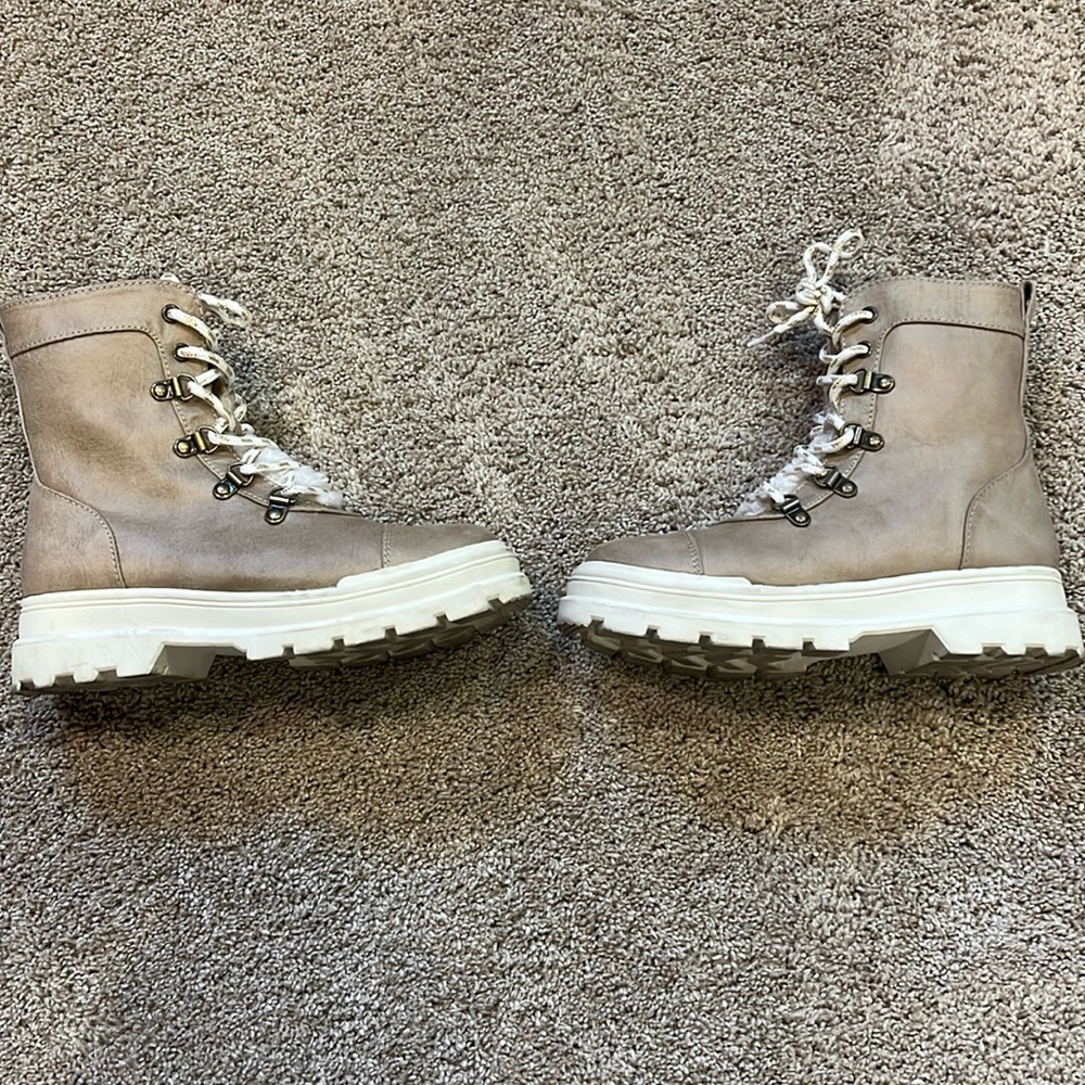 Girls boots some scuffs in the front, dirty bottom, light creases.